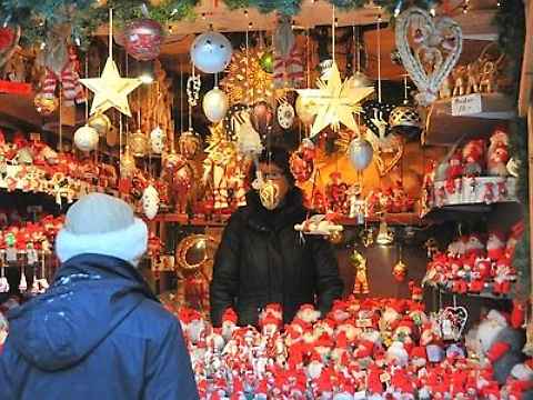 Coldiretti: al via shopping per regali natalizi, budget di 230 euro a famiglia