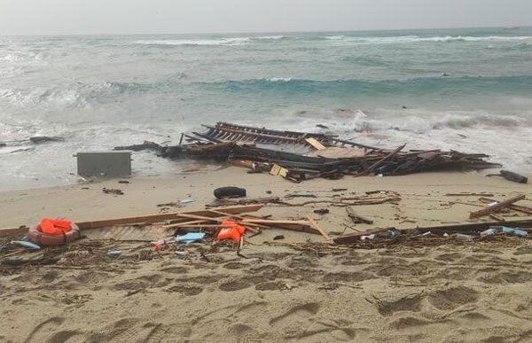 Naufragio a Cutro, anche un minorenne fra gli scafisti: "Era a lui a decidere chi doveva stare in stiva"