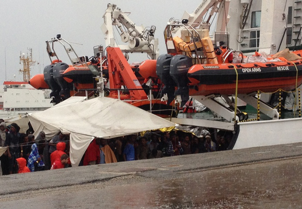A Crotone nave Proactiva con 378 migranti a bordo 