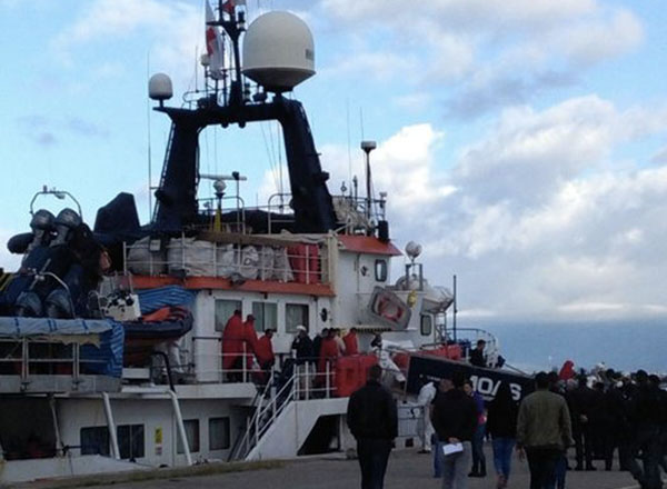 Nave Moas arriva a Corigliano con 415 migranti, 3 salme a bordo