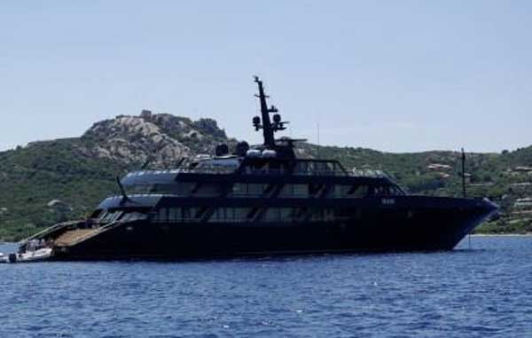 Yatch dello stilista Giorgio Armani attraccato al porto di Vibo