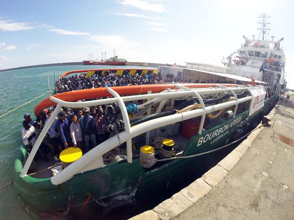 A Crotone nave lussemburghese con a bordo 740 migranti