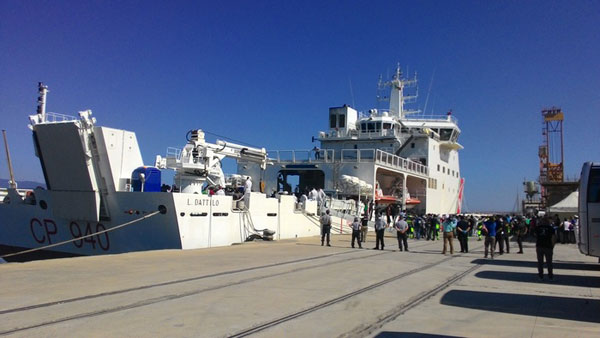 nave-dattilo-migranti-reggio2.jpg