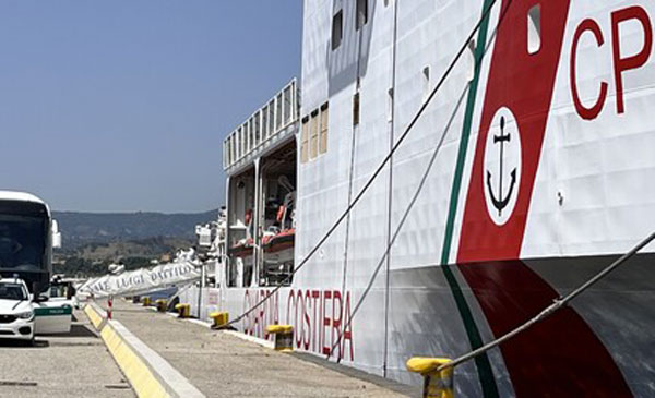Arrivata a Reggio Calabria nave Dattilo con 600 migranti a bordo 