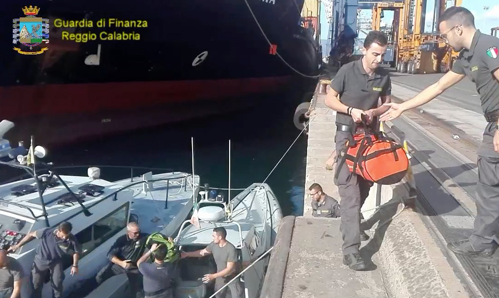 Nave diretta a Gioia Tauro con 385 kg di cocaina, fermato l'equipaggio - VIDEO