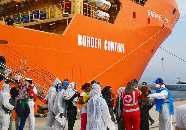 Giunti 800 immigrati a bordo nave nel porto di Reggio Calabria 