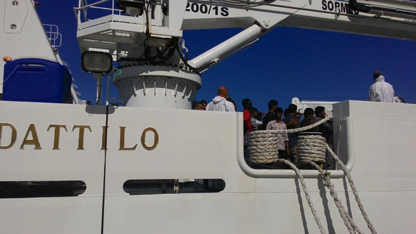 Arrivata a Reggio Calabria nave con 904 migranti 
