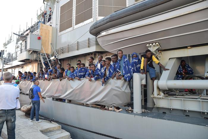Giunta a Vibo nave con 606 migranti, anche 16 salme