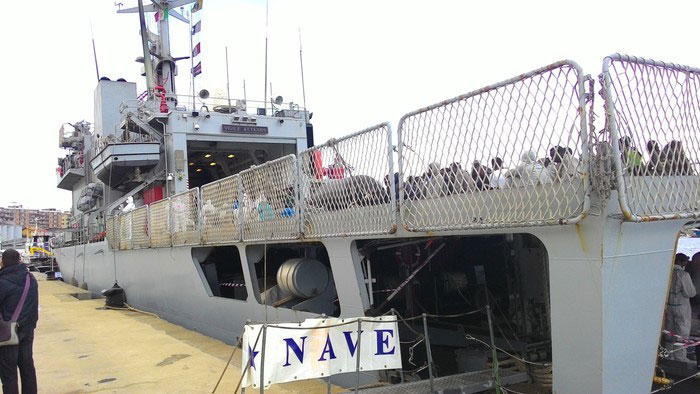 In arrivo a Reggio Calabria nave con 243 migranti, 46 i minori