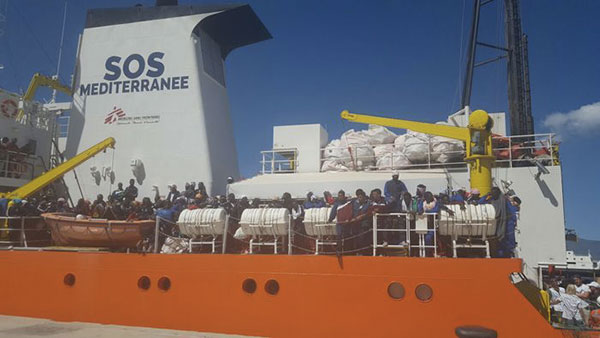 Nave "Acquarius" approda a Reggio: a bordo 731 migranti, 116 minori