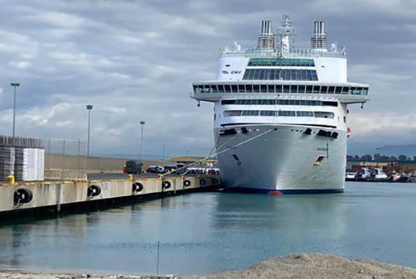 Covid, attraccata a Gioia Tauro nave quarantena con 159 migranti