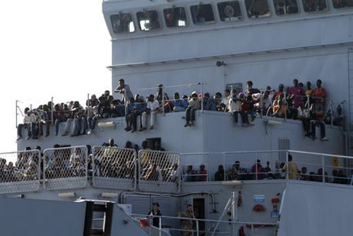 Immigrazione: oltre 3.300 in arrivo tra Sicilia e Calabria 