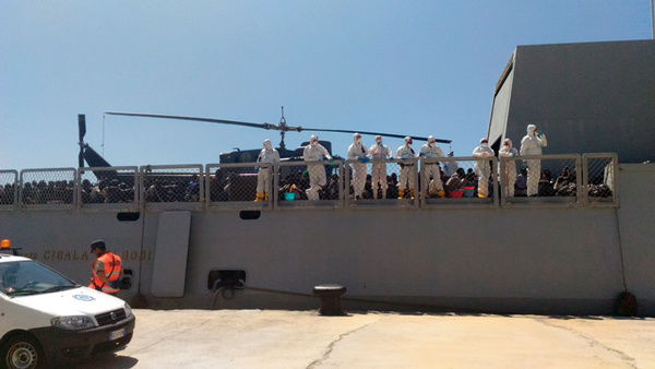Arrivati 694 migranti a Reggio Calabria, sbarco in due fasi