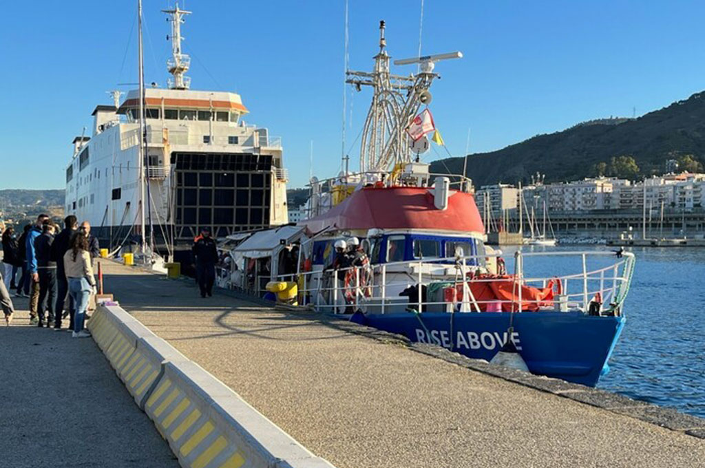 Migranti, nave Rise Above arrivata in porto a Reggio Calabria