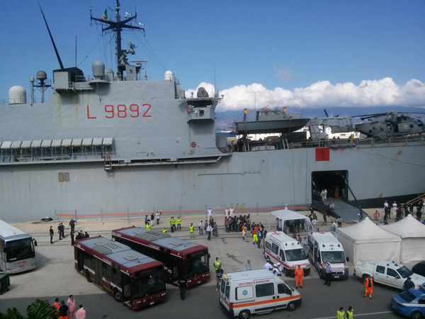 Calabria: Immigrazione, sbarco di oltre 800 profughi a Reggio. C'è anche cadavere immigrato