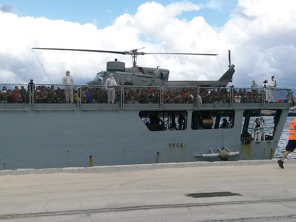 Calabria: Arrivata a Reggio nave 'Vega' con immigrati