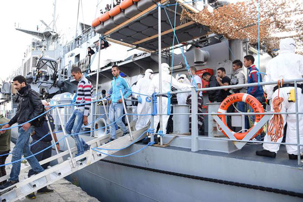Nave militare irlandese a Vibo con 474 immigrati a bordo 