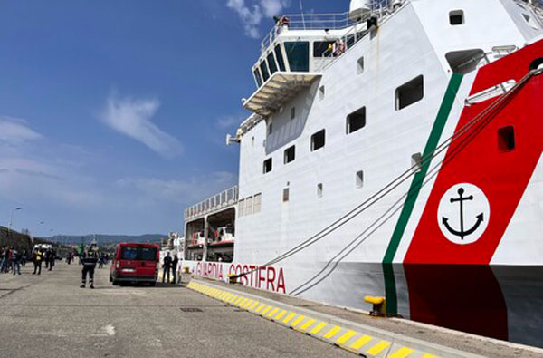 Arrivata a Reggio nave Diciotti con 671 migranti a bordo