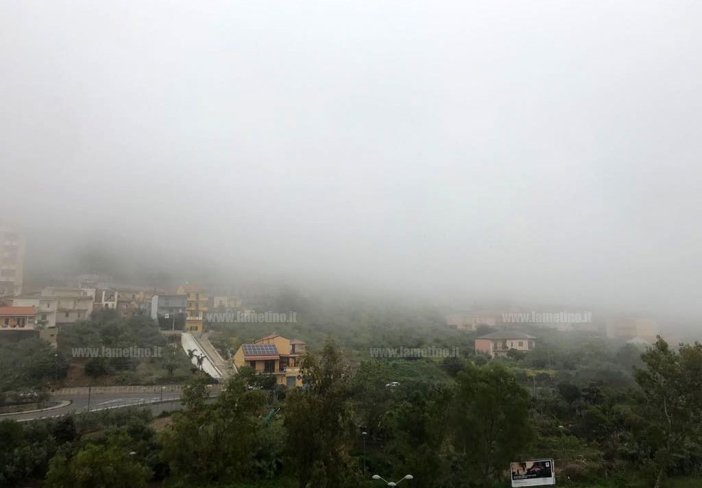 Lamezia si sveglia con insolita nebbia a maggio