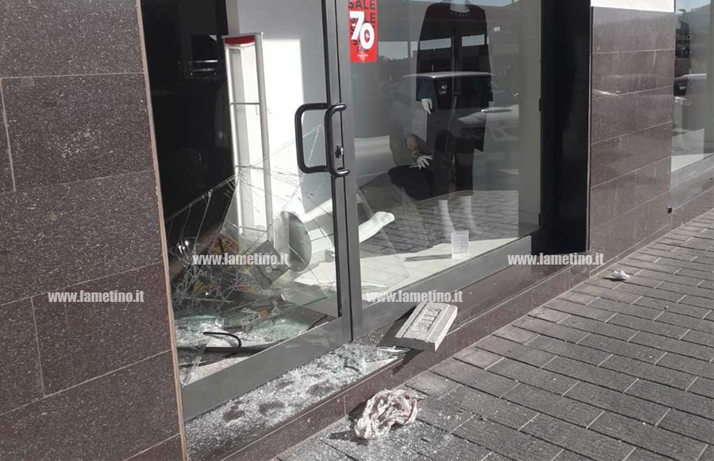 Lamezia, furto nella notte in pieno centro: sfondata vetrina