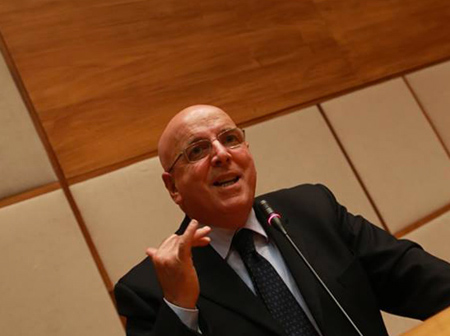 Oliverio a Zagarise: manifestazione dopo incendio auto, nessuno si farà intimidire 