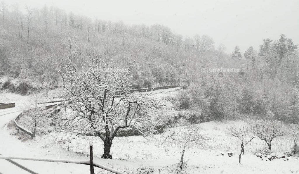 Colpo di coda dell'inverno, freddo e nevicate anche a quote collinari in Calabria
