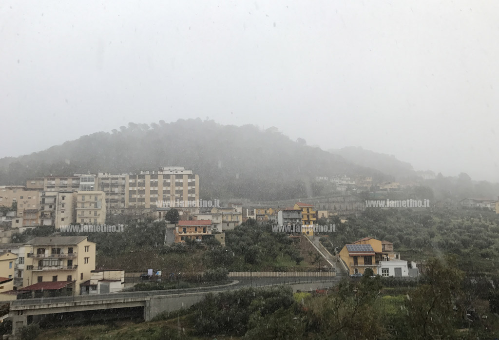 Lamezia, qualche fiocco di neve anche in città