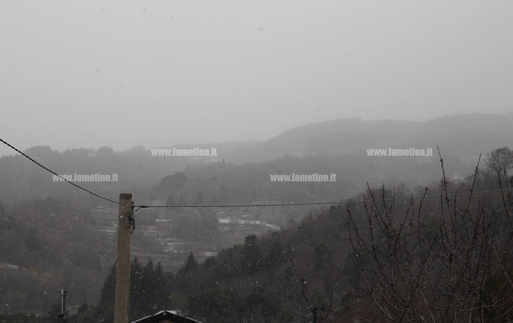 Lamezia, fiocchi di neve in città: paesi della provincia imbiancati e scuole chiuse nell'hinterland