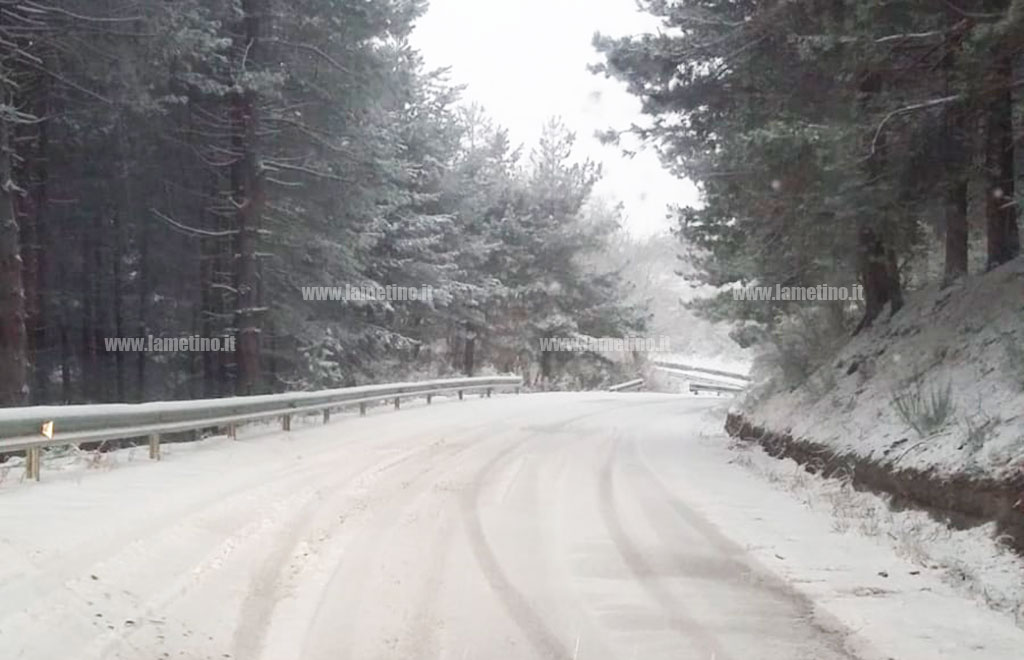 Neve “di marzo” in Calabria, imbiancata anche la Sila e il Reventino