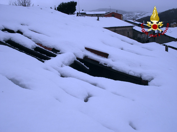 neve_crollo_tetto_carlopoli