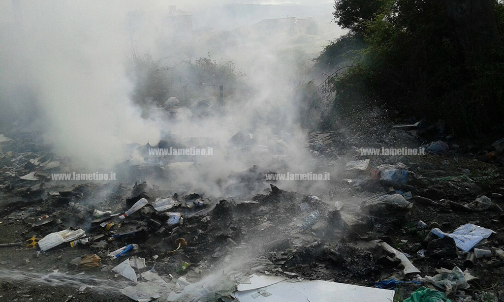 Lamezia, cumuli di rifiuti in fiamme in via Newton