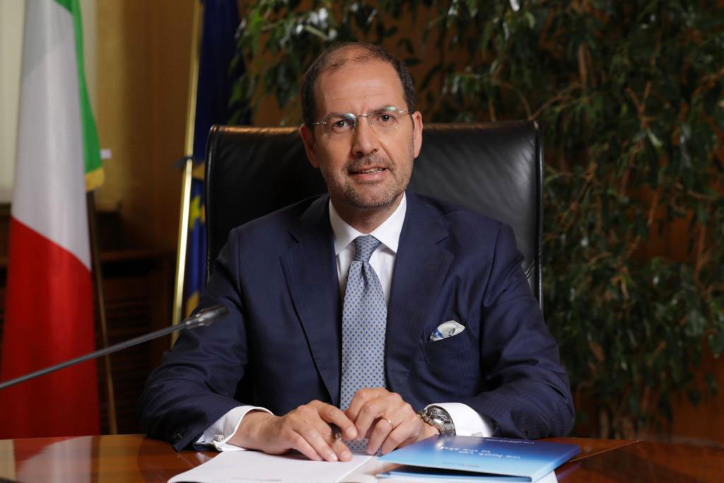 Photo of Lamitino Maione on top of the Monte dei Paschi, applause from the municipal administration