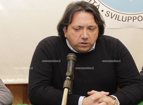 Lamezia: chiusura impianti sportivi, Nicotera (Patto Sociale) regala album figurine di calcio a dirigente Belvedere come simbolo di protesta