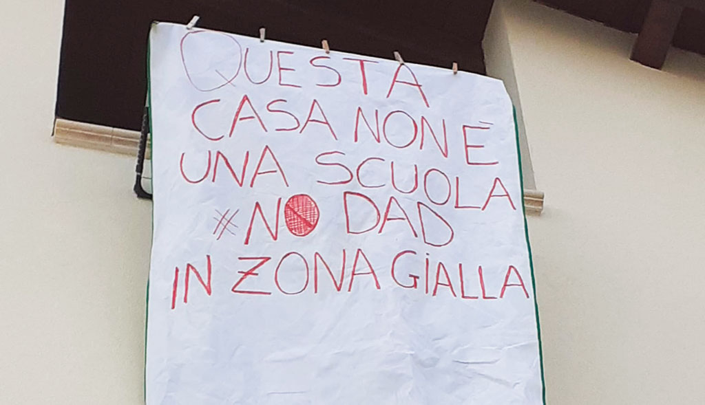 Scuole chiuse in Calabria, pronti i ricorsi al Tar contro Regione: associazione "Genitori in rete" lancia la protesta dei balconi