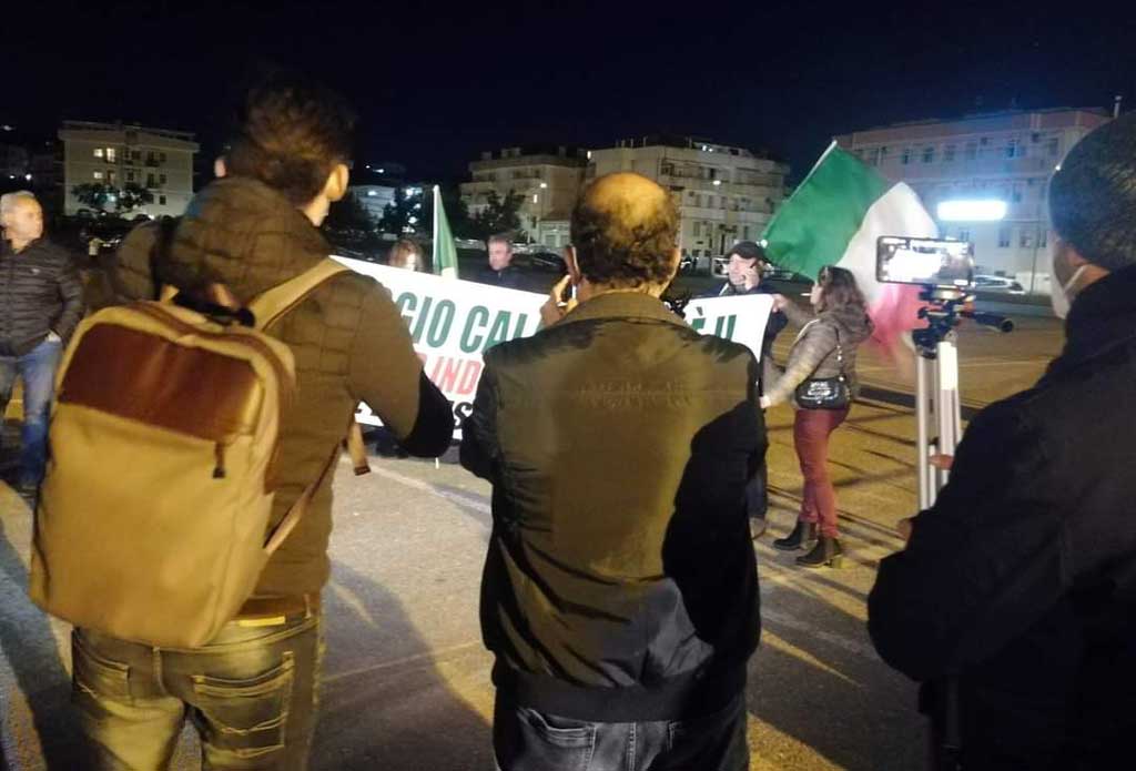 A Catanzaro in 300 a manifestazione contro Green pass