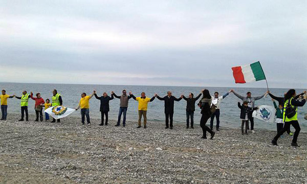 No Triv: catena umana a Rossano, "difendiamo nostro mare" 