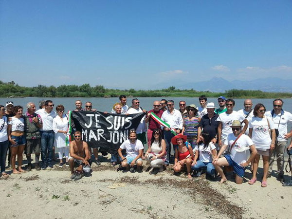Sit-in movimento notriv a foce fiume Crati