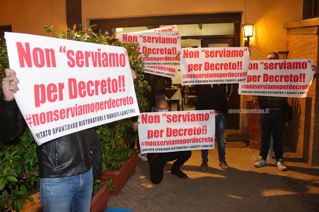 Lamezia, ristoratori e baristi contro dpcm: luci aperte dopo le 18 per protesta