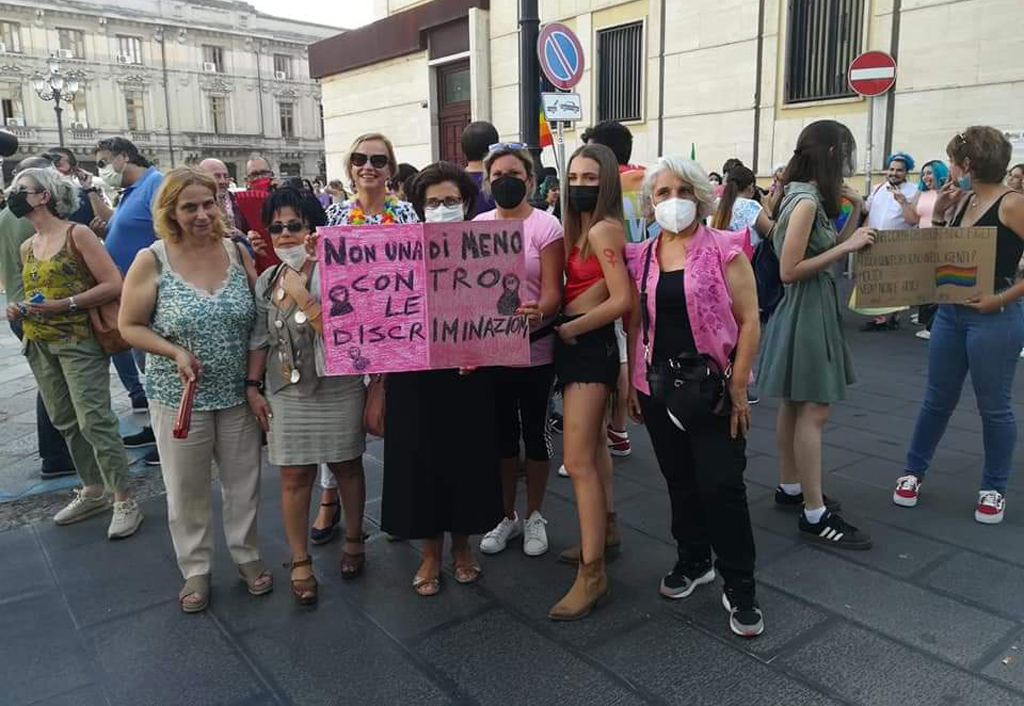 In tanti in piazza Prefettura a Catanzaro per manifestare contro discriminazioni e in sostegno del Ddl Zan