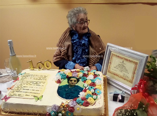 nonna-con-targa-e-torta-14112018.jpg