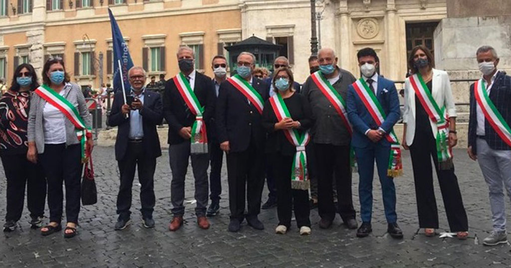 Sit in sindaci calabresi a Palazzo Chigi: "Colmare gap regione"