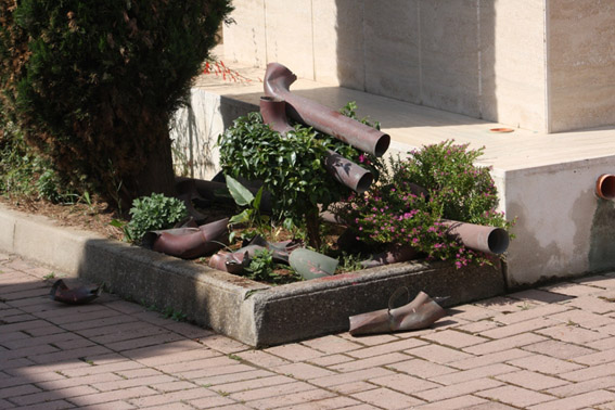 nuovo_furto_canalette_cimitero_sambiase_lamezia_ter