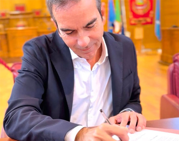 occhiuto-firma-lamezia_0ada9.jpg