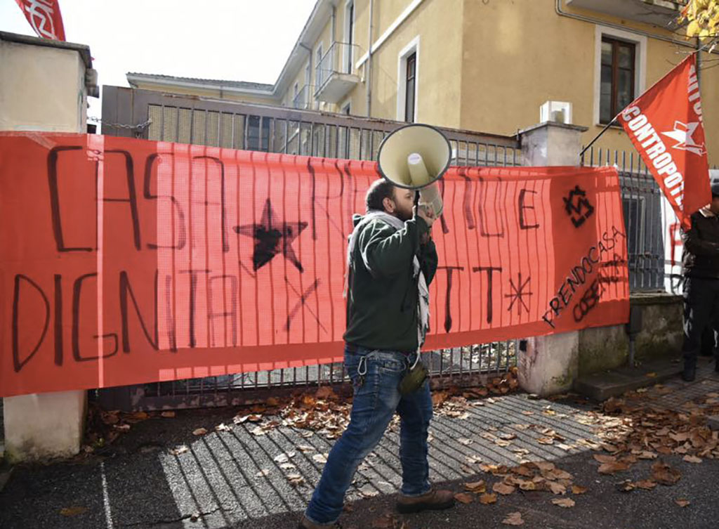 Comitato Prendocasa occupa stabile Aterp a Cosenza