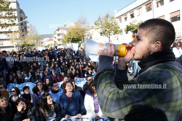 Lamezia, occupy the street: manifestano anche studenti lametini