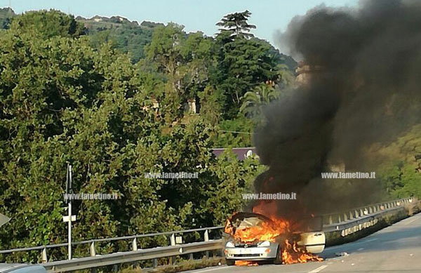 Auto in fiamme su ss 522 nel vibonese, intervengono vigili del fuoco