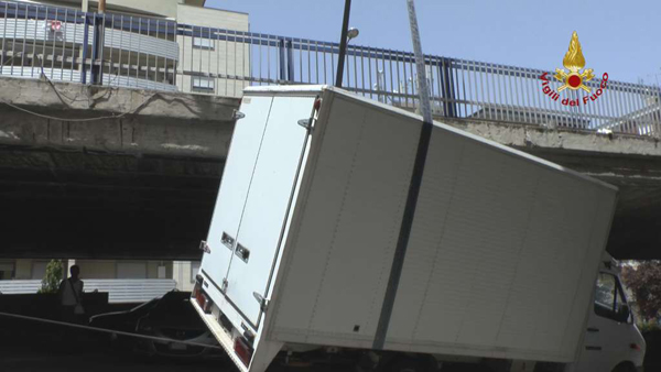 Calabria: A Cosenza camion furgonato rimane in bilico su auto, nessun ferito