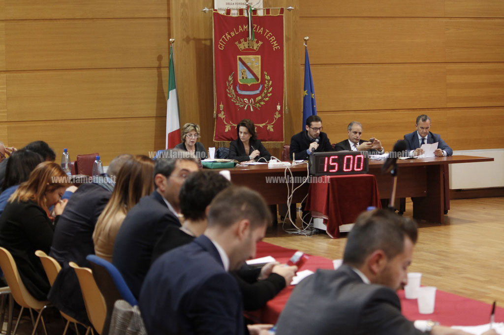 Lamezia, ok del Consiglio al bilancio preventivo ma stangata da Forza Italia: “E’ l’ultimo che voteremo sulla fiducia”