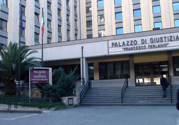 "L'antimafia itinerante" arriva a Catanzaro: mostra al palazzo di giustizia e convegno “Holding 'ndrangheta: l'affare sanità” 