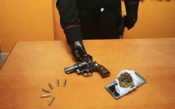 Nascondevano pistola e marijuana nello sportello dell'auto, due giovani ai domiciliari nel catanzarese